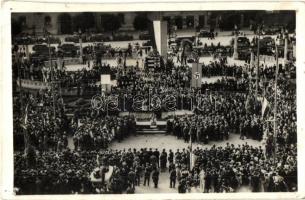 1940 Nagyvárad, Oradea; bevonulás, magyar címer, horogkeresztes zászló, tömeg / entry of the Hungarian troops, swastika flag, coat of arms, crowd (apró lyuk / tiny holes)