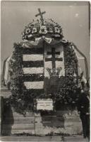 1940 Nagyvárad, Oradea; bevonulás emlékére virágokból készített magyar címer, Nemes János kertész alkotása / entry of the Hungarian troops, coat of arms made of flowers, photo