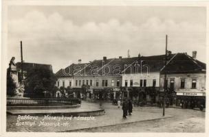 Rozsnyó, Roznava; Masarykové námestie / Masaryk tér, E. Braun, Róth, Marko üzlete, Hotel Weinberger szálloda, automobil, kerékpár / street view with shops, hotel, automobile, bicycle