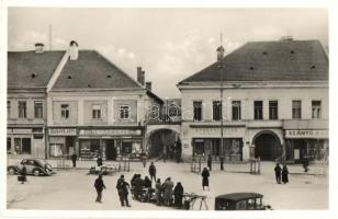 Rozsnyó, Roznava; Rákóczi tér, Bonton, Szántó A. üzlete, piaci árusok, drogéria, Gyógyszertár a Szentháromsághoz, automobil. Kiadja Fuchs József / square, shops, market vendors, pharmacy, automobile