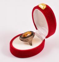 Ezüst gyűrű borostyán kővel 6,2 g díszdobozban