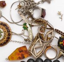 Vegyes bizsu ékszer és apróság tétel