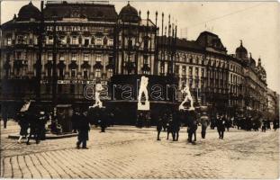 1919 Budapest VI. Berlini tér (mai Nyugati tér), Tanácsköztársaság május elsejei ünnepsége, Három kalapácsos munkásfigura szobor. Háttérben a Hungária pensió és Krayer és Társa festék-, kence- és lakkgyára. Eredeti photo