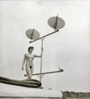 cca 1985 Ruha nélküli kalandok, szolidan erotikus felvételek, 7 db vintage negatív + 1 db mai nagyít...