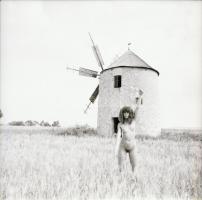 1986 Tés, szolidan erotikus felvételek a szélmalomnál, 11 db vintage negatív Menesdorfer Lajos (1941...