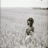 1986 Tés, szolidan erotikus felvételek a szélmalomnál, 11 db vintage negatív Menesdorfer Lajos (1941...