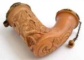 Végvári magyar vitézeket ábrázoló, nagyméretű,  faragott tajtékpipa, ezüst szerelékkel (mesterjegy: ...