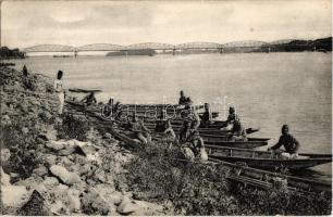 1910 Budapest IV. Újpesti vasúti híd, Katonák evezős gyakorlat közben csónakokban