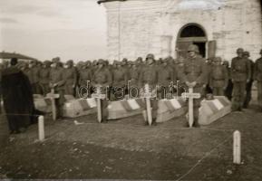 cca 1942 Thöresz Dezső (1902-1963) békéscsabai gyógyszerész és fotóművész szolgálatot teljesített eg...