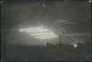 1944 Fekete Zoltán: Ruszki orgonák, vintage fotó feliratozva, törésvonalakkal, 8x12 cm