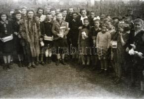 cca 1946 A Magyar Vöröskereszt adományosztása gyerekeknek, 5 db vintage negatív, 6x9 cm