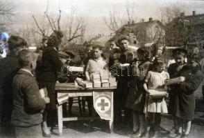 cca 1946 A Magyar Vöröskereszt adományosztása gyerekeknek, 5 db vintage negatív, 6x9 cm