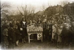 cca 1946 A Magyar Vöröskereszt adományosztása gyerekeknek, 5 db vintage negatív, 6x9 cm