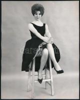 cca 1960 Anne Towning(?) színésznő, sajtófotó, hátulján feliratozva, pecséttel jelzett (Grant-Lyons), 25×20 cm