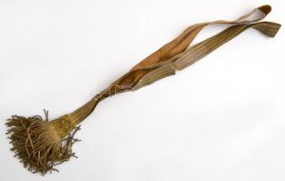 Magyar tiszti díszkard, kardbojttal, magyar címeres beütéssel a pengén. 99 cm