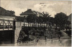 1910 Siófok, Fő utca, mosóasszonyok a híd lábánál a Sió partján