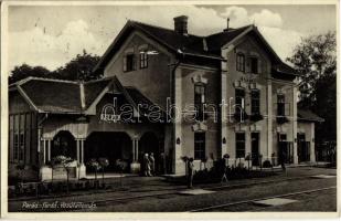 1936 Parád-fürdő, vasútállomás az osztrák-Magyar Államvasutak I. osztályú mellékvonali felvételi épülete és bal szélén a hatalmas fa utasváróval