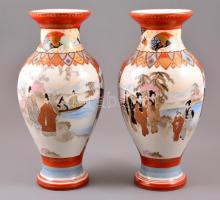 2 db keleti nagyméretű porcelán váza, kézzel festettek, jelzettek, apró kopásokkal, m: 31 cm