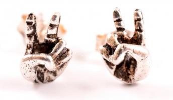 Ezüst(Ag) győzelem kézjel fülbevalópár, jelzett, 0,7×0,4 cm, nettó: 0,8 g