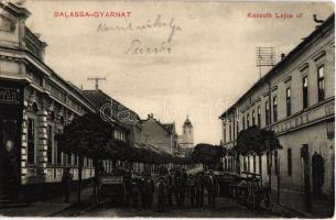 Balassagyarmat, Kossuth Lajos út, gyógyszertár, Balassa Szálloda és kávéház, Hirschfeld üzlete, lovaskocsik (EK)