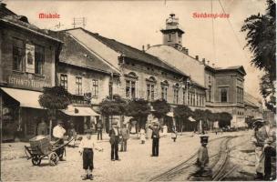 1912 Miskolc, Széchenyi utca, Tűzoltó őrtorony, villamossínek, Istvánffy testvérek üzlete, talicskás férfi. Fodor Zoltán kiadása