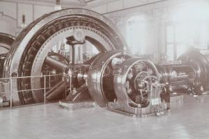 cca 1900 A budapesti Ganz gyár gépterme, fotó paszpartuban, 20×25 cm