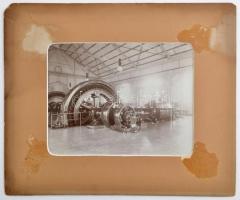 cca 1900 A budapesti Ganz gyár gépterme, fotó paszpartuban, 20×25 cm