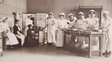 cca 1890-1900 Nagyméretű konyha és személyzete a századfordulón Budapest I. kerületében (királyi vár...