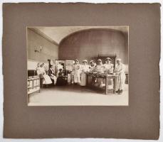cca 1890-1900 Nagyméretű konyha és személyzete a századfordulón Budapest I. kerületében (királyi vár...