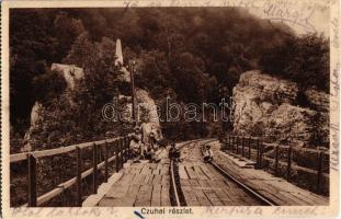 Cuha, Cuha-völgy; részlet a vasúti sínekről, családi kirándulás, gyerekek a síneken ülnek - képeslapfüzetből