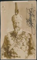 cca 1910 Ferdinánd bolgár király (1909-1919) aláírt fotója. Hátán ragasztónyom, kis szamárfül. / Autograph signed photo of Ferdinand I. king of Bulgaria. Small dog.ear. 9x14 cm