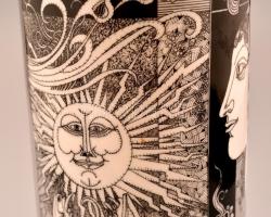 Hollóházi Szász Endre által tervezett mintával díszített porcelán váza, jelzett, apró kopásnyomokkal...