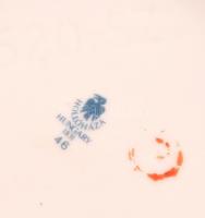 Hollóházi Szász Endre által tervezett mintával díszített porcelán váza, jelzett, apró kopásnyomokkal...