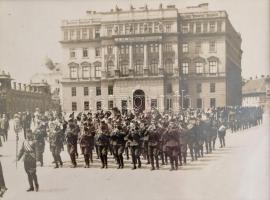 1930 Zenés katonai parádé a Várban, a M. kir. Honvédelmi Minisztérium épülete előtt, fotó üvegezett keretben, 17×23 cm