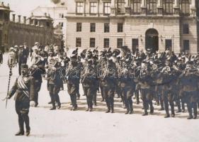 1930 Zenés katonai parádé a Várban, a M. kir. Honvédelmi Minisztérium épülete előtt, fotó üvegezett ...