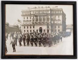 1930 Zenés katonai parádé a Várban, a M. kir. Honvédelmi Minisztérium épülete előtt, fotó üvegezett ...