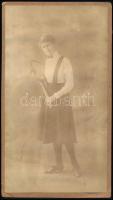cca 1896-1900 Hölgy teniszfelszereléssel, kartonra ragasztott fotó, 19×10 cm