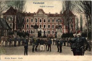 1907 Kecskemét, Rudolf laktanya. Komor Gyula kiadása, montázs katonákkal és lovakkal (EK)