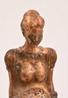 Jelzés nélkül: Asszony kenyérrel. Bronz szobor. 19 cm