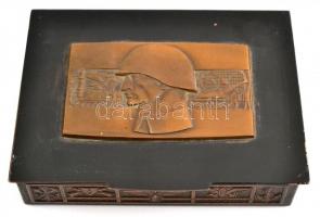 Honvédségi szolgálati emlékdoboz, benne töltényhüvelyek, rendőri gombok