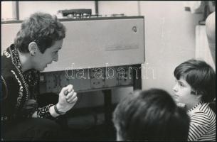 Vegyes fotó tétel, 3 db, közte azonosítatlan szobrászművész portréjával, az egyik a hátoldalán pecsé...