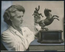 Vegyes fotó tétel, 3 db, közte azonosítatlan szobrászművész portréjával, az egyik a hátoldalán pecsé...