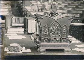 1931 A képviselőház díszes szavazóurnája, mellette egy darab az 1931-ben a Szent László úton összedőlt ház törmelékéből, E. Jób pecséttel jelzett fotója, hátoldalon feliratozva és pecséttel jelzett, szép állapotban, 13×18 cm