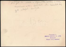 1931 A képviselőház díszes szavazóurnája, mellette egy darab az 1931-ben a Szent László úton összedő...