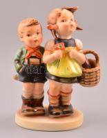Goebel/Hummel kosaras lány és kisfiú, kézzel festett kerámia, jelzett, apró kopás nyomokkal, m:14 cm