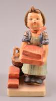 Goebel/Hummel kőműves kisfiú, kézzel festett kerámia, jelzett, apró kopás nyomokkal, m:14 cm