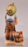 Goebel/Hummel kőműves kisfiú, kézzel festett kerámia, jelzett, apró kopás nyomokkal, m:14 cm