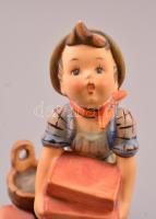 Goebel/Hummel kőműves kisfiú, kézzel festett kerámia, jelzett, apró kopás nyomokkal, m:14 cm