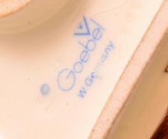 Goebel/Hummel kőműves kisfiú, kézzel festett kerámia, jelzett, apró kopás nyomokkal, m:14 cm