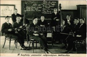 1925-26 Keszthely, Premontrei reálgimnázium deákbandája, diák vonós együttes cimbalommal. Az együttes tagok nevei a táblára írva